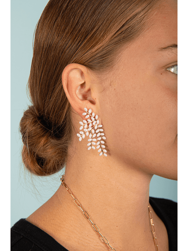 Add an elegant touch to your style with these stunning Pearl Leaf Earrings. Featuring delicate leaf-shaped designs and lustrous pearls, these earrings will elevate any outfit. Perfect for a romantic dinner or a night out with friends, they are a must-have accessory for any fashion-forward individual.