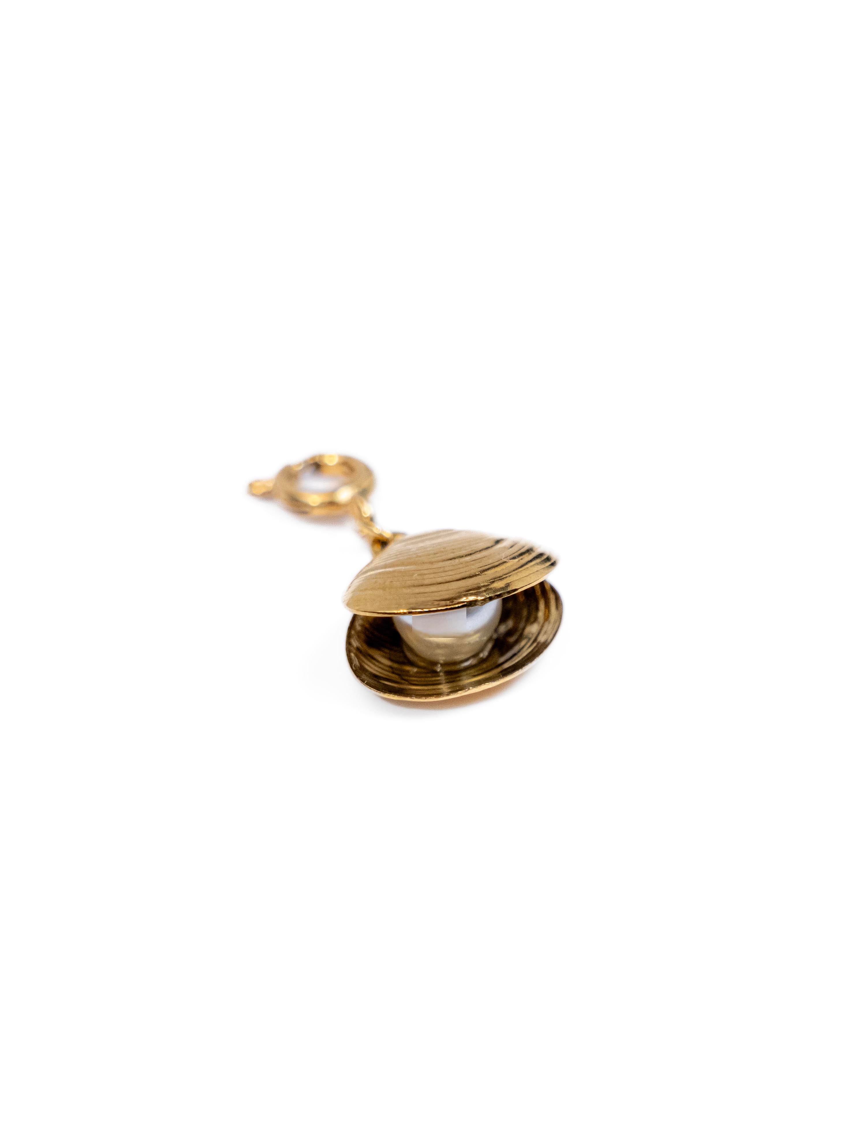 Waterproof Clam Charm – Gold-Plated, Tarnish-Free & Hypoallergenic (detail view 3)