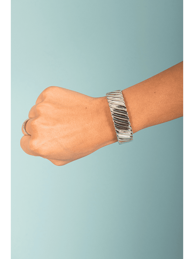 Unleash your inner style with our Ribbed Textured Metal Cuff! Made with intricate ribbed details, this cuff will elevate any outfit with its unique texture. Add a touch of boldness and edge to your wardrobe while making a statement. Perfect for any fashion-forward individual looking to stand out from the crowd.