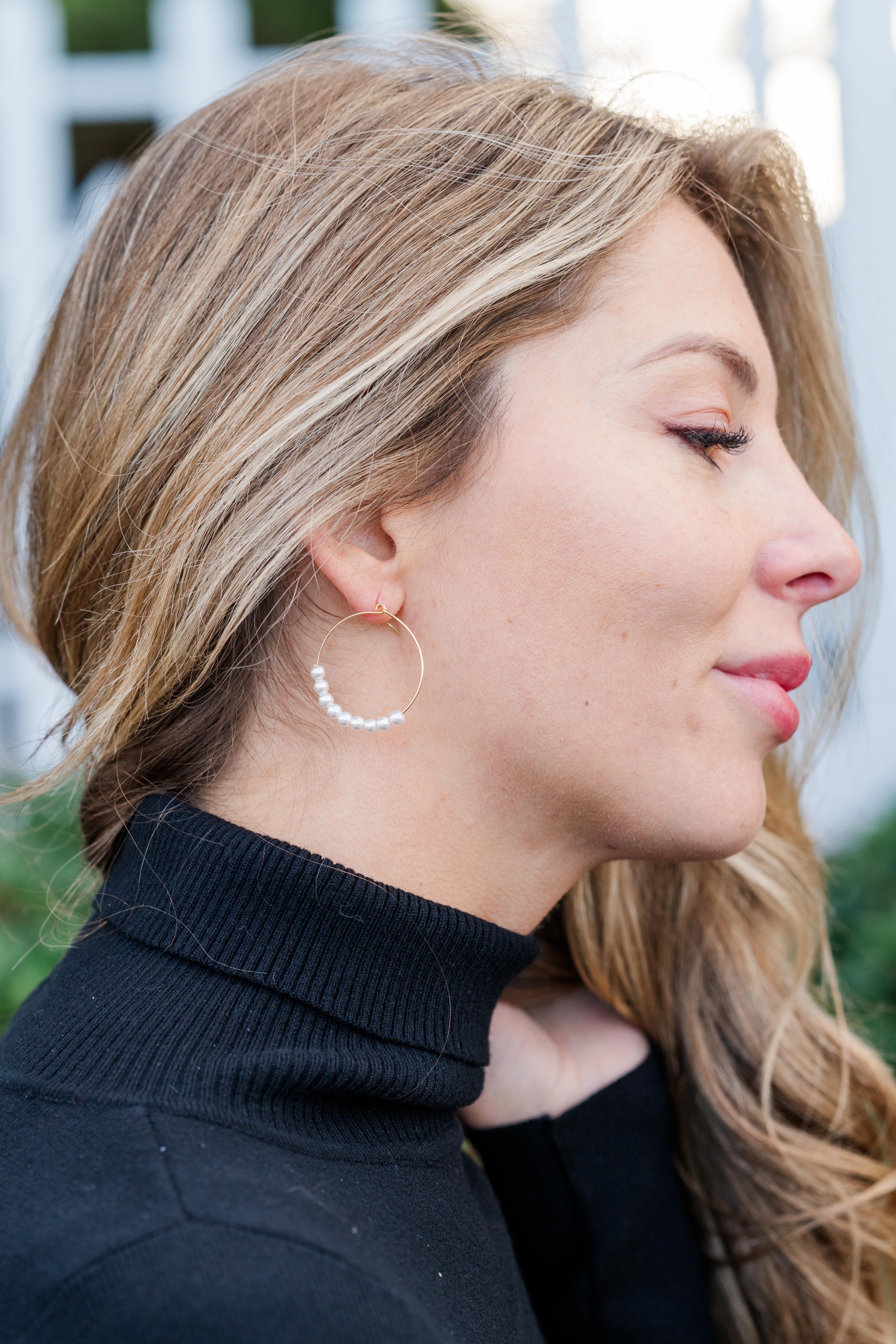 Wire Circle Graduated Pearl Earrings – Gold Wire Hoop Earrings with Pearls
