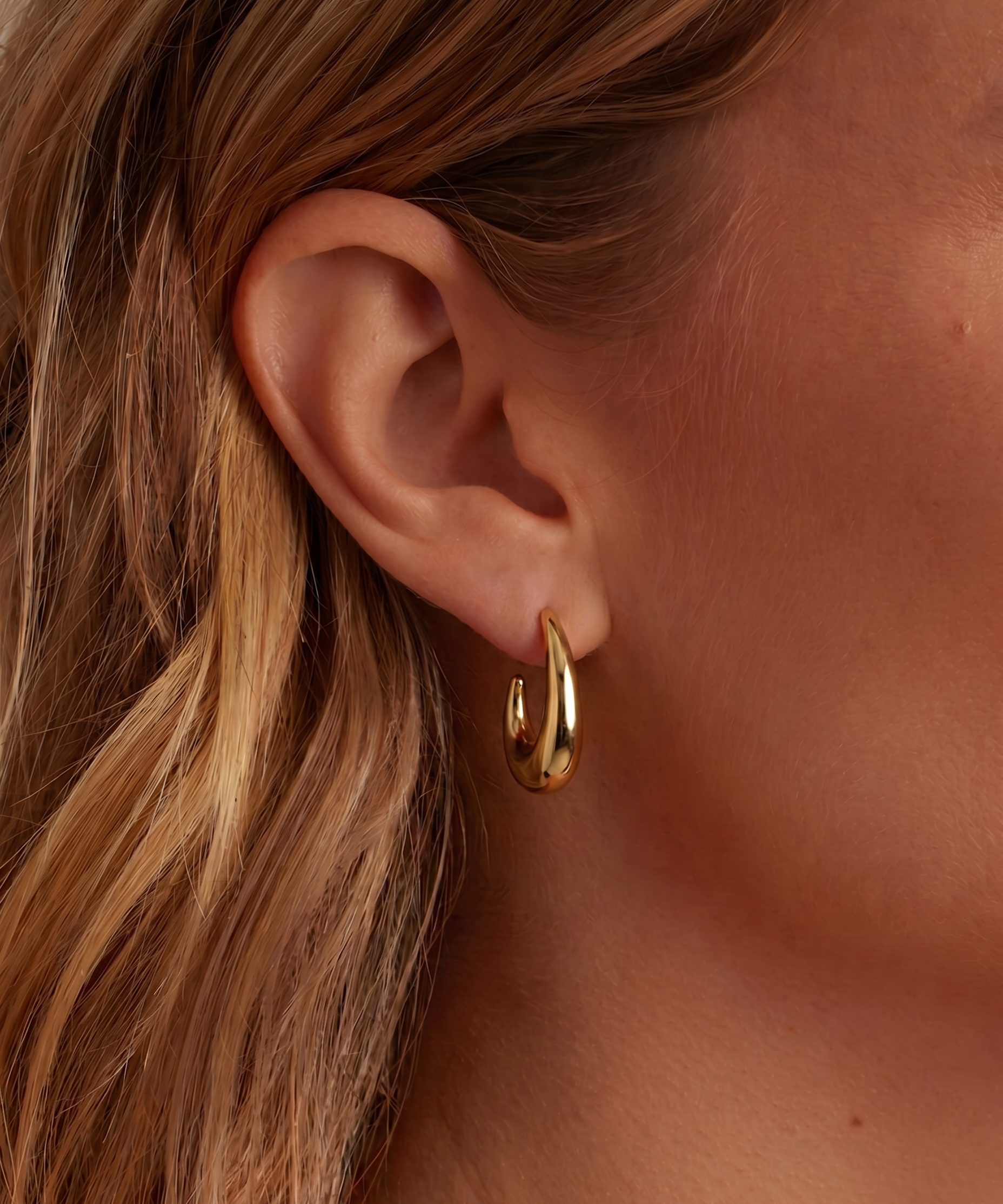 My Sister's Cottage | Waterproof | Mini Everyday Hoop Earrings (detail view 2)