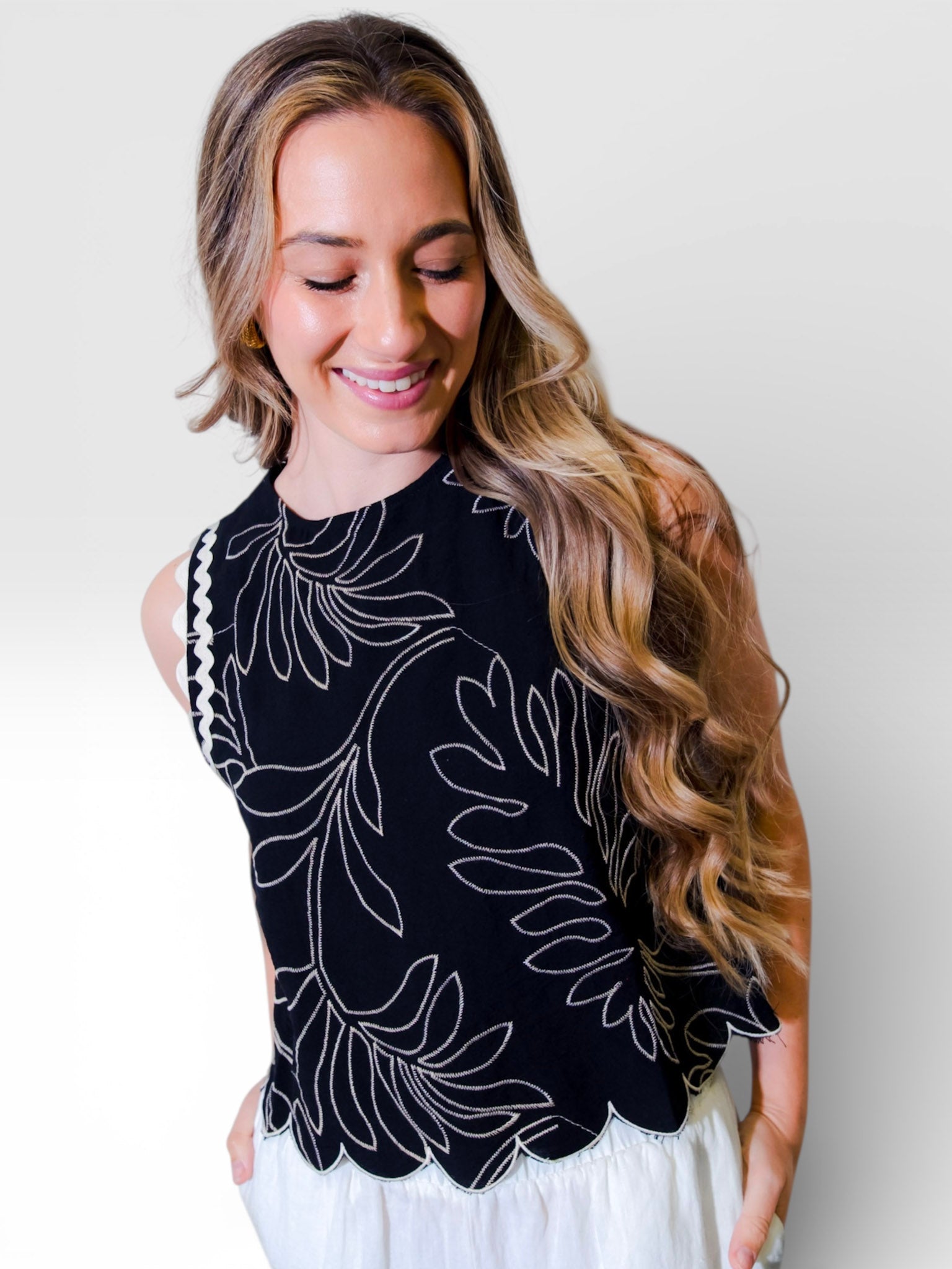 Embroidered Scallop Hem Sleeveless Top