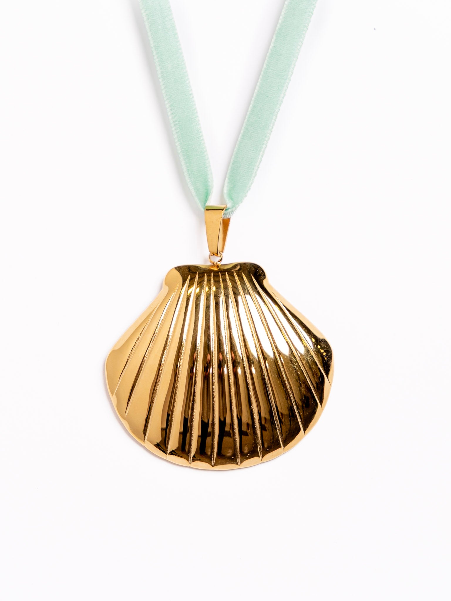 Waterproof Ribbon Shell Necklace – Gold-Plated, Tarnish-Free & Hypoallergenic (detail view 4)