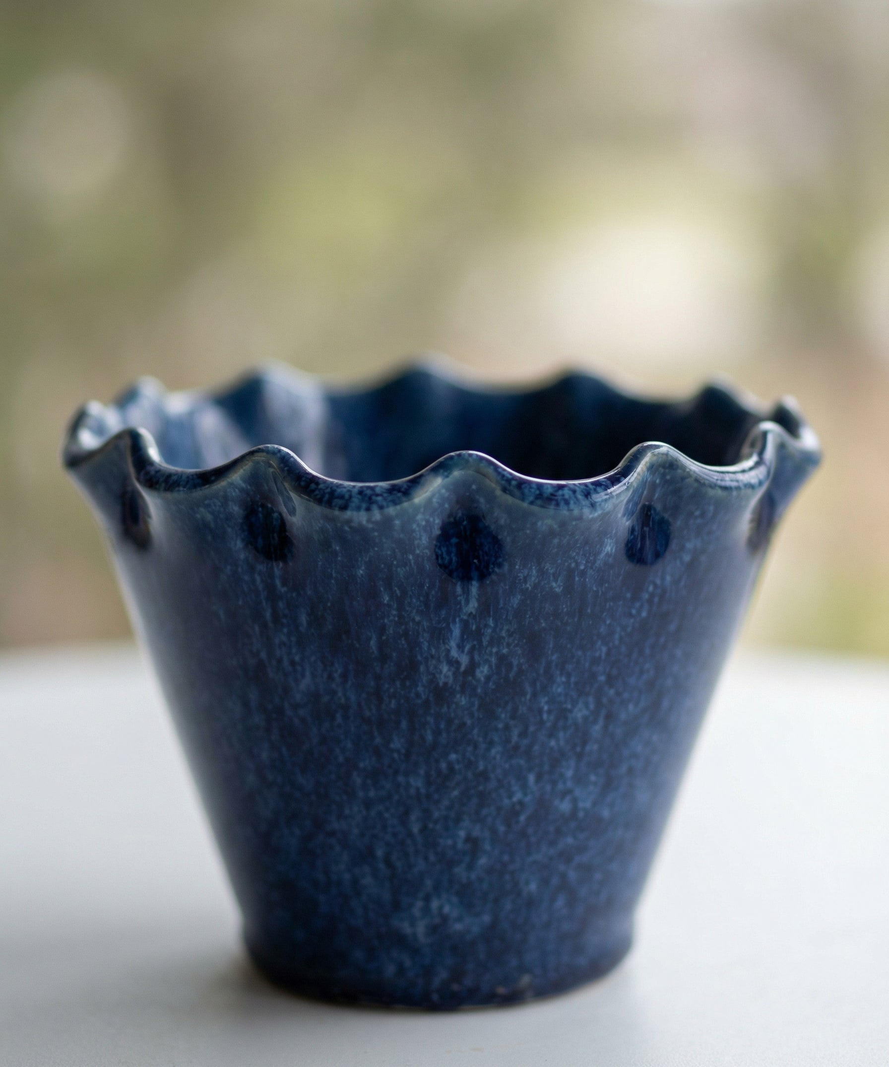 Stoneware Planter with Drainage Hole (detail view 2)