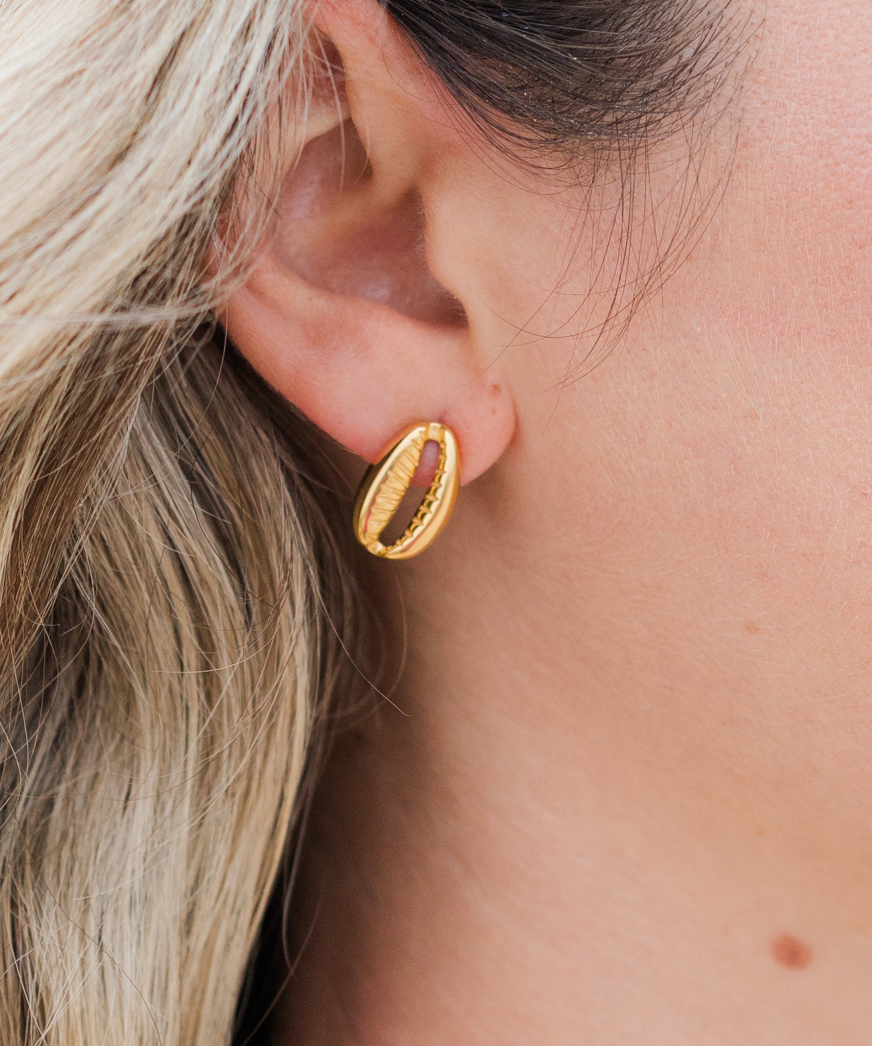 My Sister's Cottage | Waterproof | Puka Shell Earrings (detail view 2)