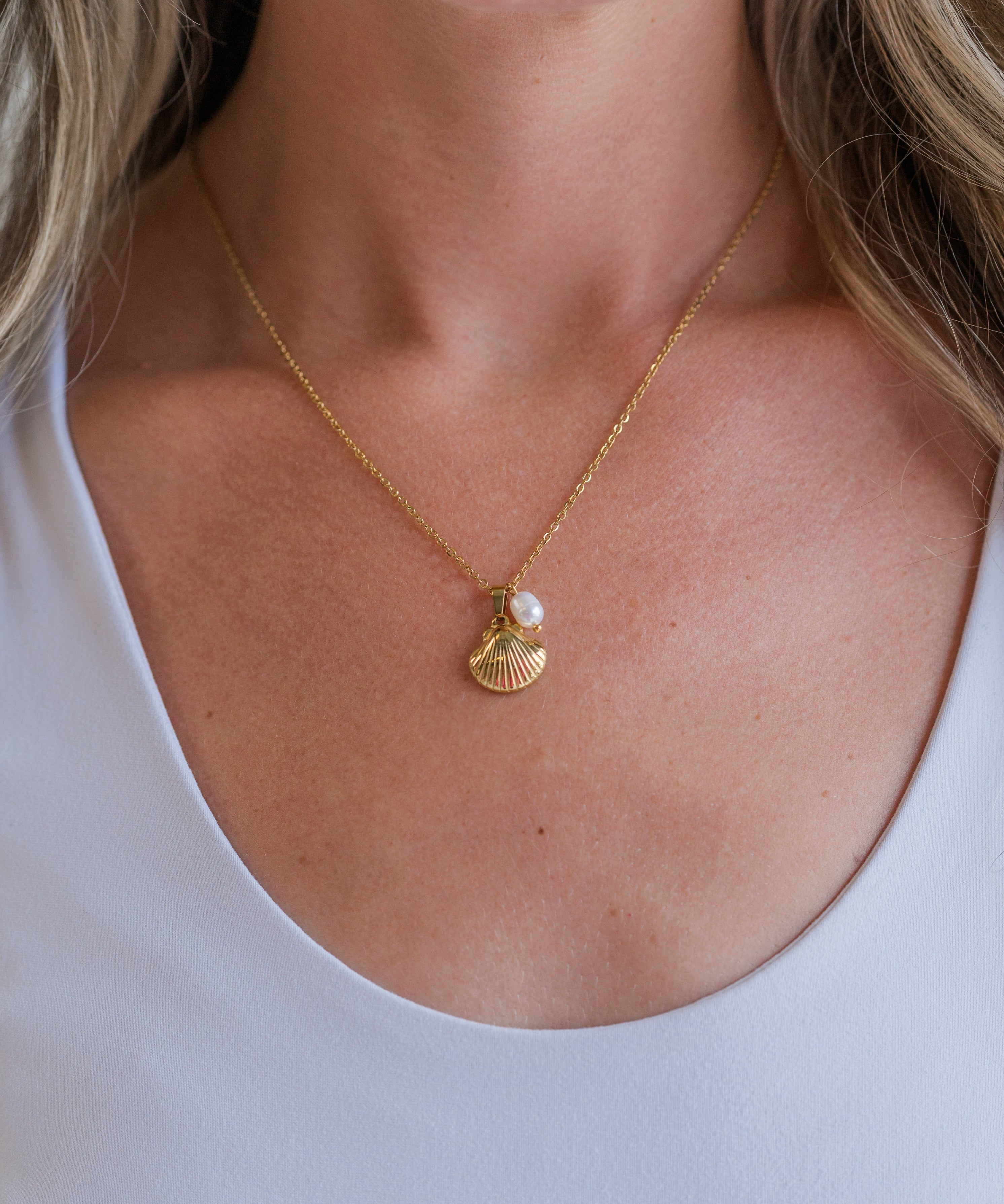 My Sister's Cottage | Waterproof | Seashell Necklace (detail view 2)