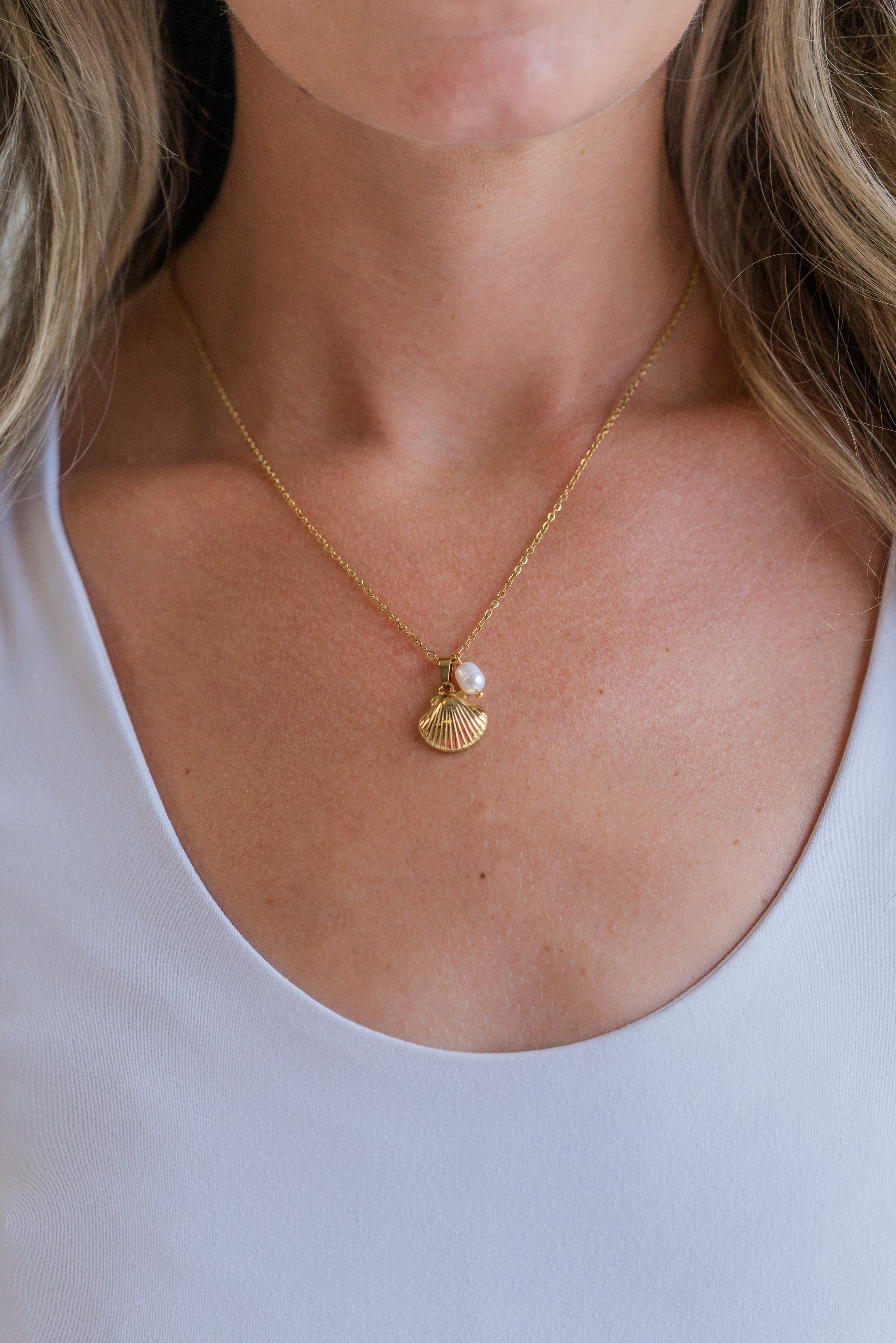 My Sister's Cottage | Waterproof | Seashell Necklace (detail view 2)